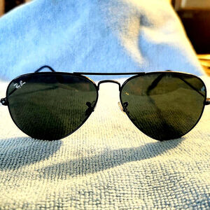 Ray-Ban All Black Classic Polarized Aviator Sunglasses. Lightly used.
